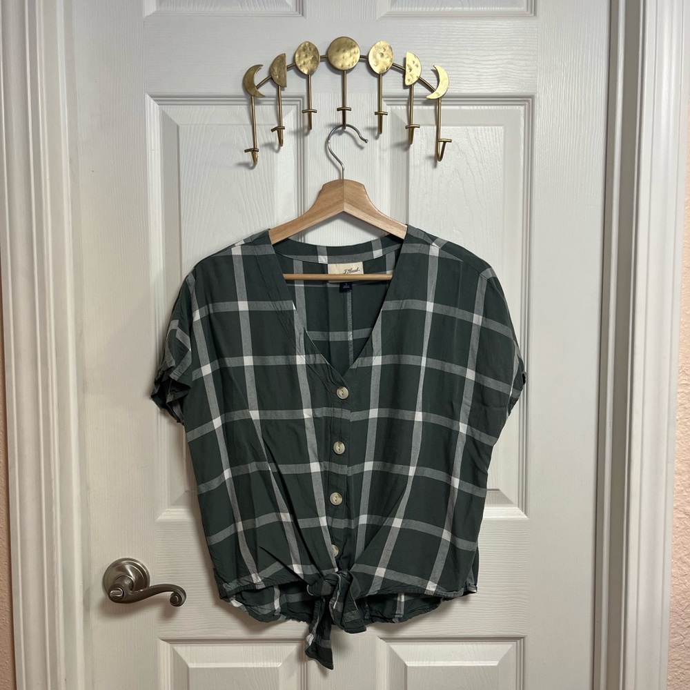 Universal Thread Green and White Short Sleeve Button Down Shirt w/ Tie Front